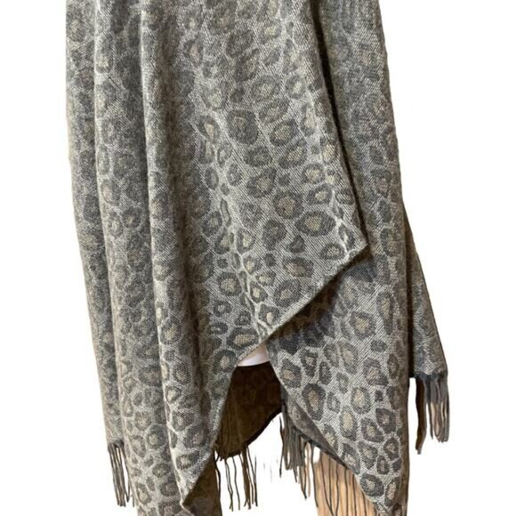 Woolrich Gray Leopard Print Fringe Poncho Wrap Scarf Cardigan Blanket - Picture 3 of 4